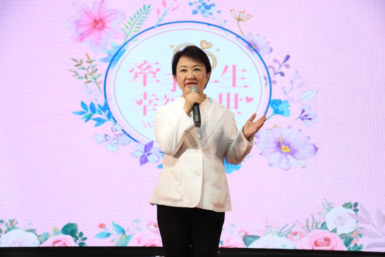 幸福巴士啟航！中市50對新人市府浪漫完婚-盧市長分享婚姻心法：選你所愛、愛你所選！