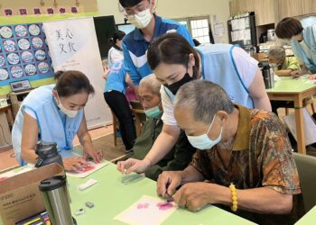 花壇日照長輩粉彩畫創作 現場畫筆飛舞、多采多姿