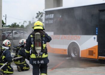 守護民眾乘車安全！中市擴大電動公車消防演練-強化搶救應變能力