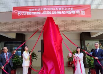 希臘女神雅典娜降臨嶺東科大 校友魏瑞蓉捐贈雕像祝賀母校六十周年