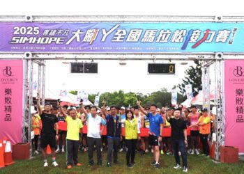 撩落去!第12屆大腳ㄚ盃全國馬拉松接力賽開跑-中市府運動局組隊與全國跑者熱血奔馳