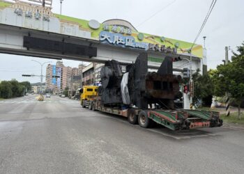 大肚區人行天橋遭超高車輛撞擊-中市建設局立即啟動檢查確認安全無虞