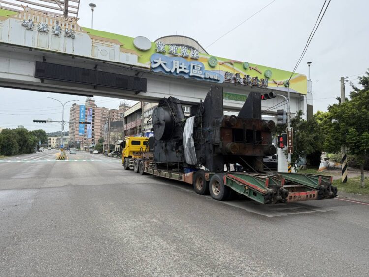 大肚區人行天橋遭超高車輛撞擊-中市建設局立即啟動檢查確認安全無虞