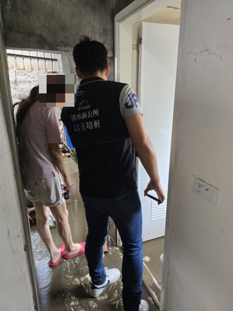丹娜絲颱風強降雨致清水區一處民宅積水-民政局長：公所緊急協助撤離安置