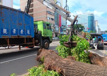 丹娜絲颱風災後-中市府跨局處動員全力恢復市容-指揮中心持續監控守護市民