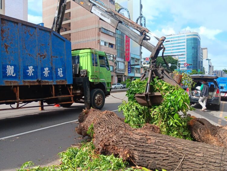 丹娜絲颱風災後-中市府跨局處動員全力恢復市容-指揮中心持續監控守護市民