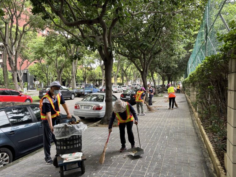 丹娜絲颱風影響漸歇-中市各區公所與志工總動員加速家園復原