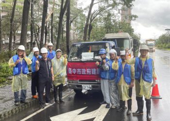 風雨中堅守救災最前線!中市建設局出動重機具助嘉義重建