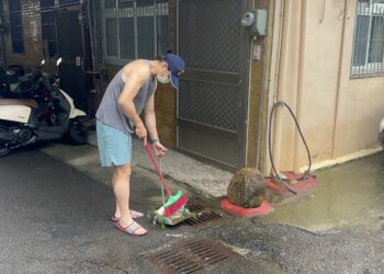 環保局清潔隊員日夜不歇加強清溝-籲民眾發揮舉手之勞共同維護居住環境