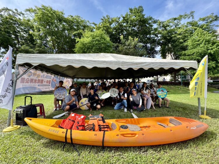 炎炎夏日划船趣-大里康橋公園獨木舟體驗涼快登場