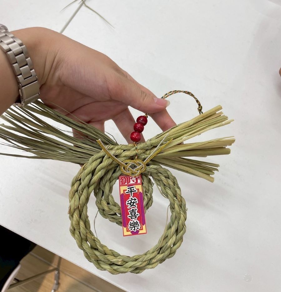 苗栗喜妹娜哇有限公司推出的稻草編織體驗,深受參與民眾製作的喜愛。(圖/苗栗縣政府)