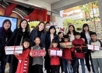 青商會參議員聖誕愛心鞋盒傳愛偏鄉 合唱團學童出國比賽仍缺經費