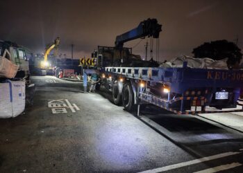 龍井區安良港大排舊有護岸遭連日大雨掏空-中市府迅速搶險加固-保障民眾安全