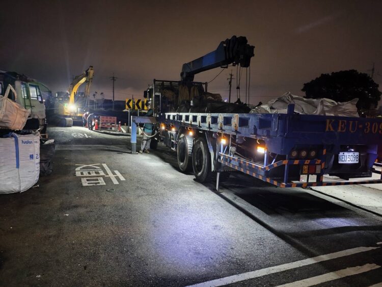 龍井區安良港大排舊有護岸遭連日大雨掏空-中市府迅速搶險加固-保障民眾安全