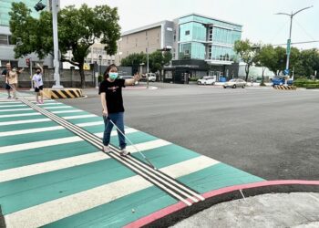 點亮惠明盲生回家路！-中市府設導盲行穿線、有聲號誌深化人本交通