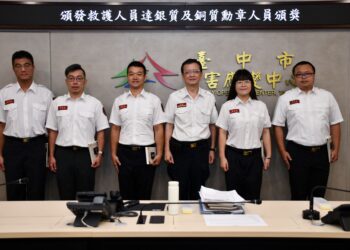 「急救聖手」再升級-中市消防局頒發救護勳章-8人獲銀質、16人獲銅質