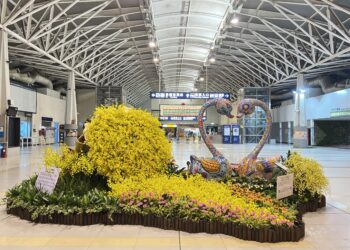 在地花卉藝術妝點清泉崗機場！洪易雕塑x台中文心蘭跨域聯展登場