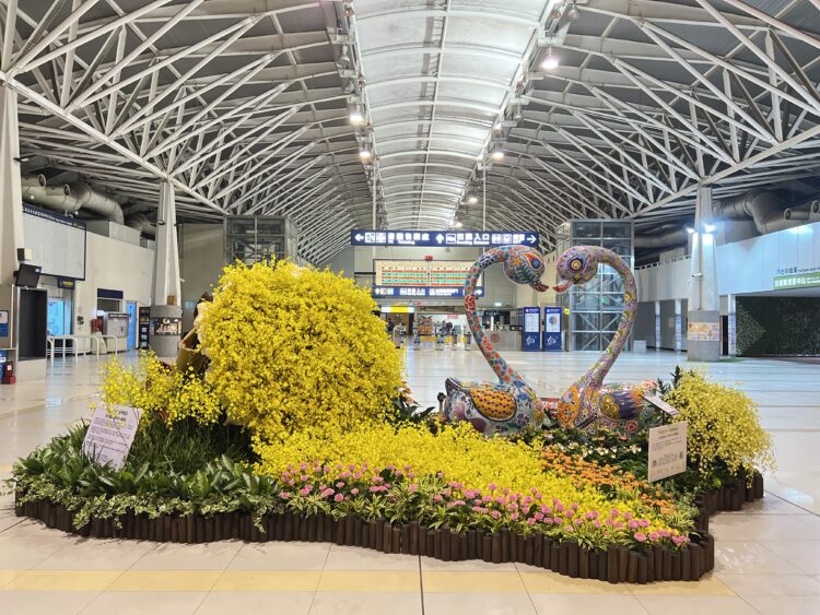 在地花卉藝術妝點清泉崗機場！洪易雕塑x台中文心蘭跨域聯展登場