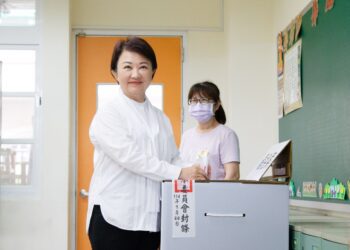 台中市第4、5、6選區罷免案投票今登場-盧市長赴健行國小投票