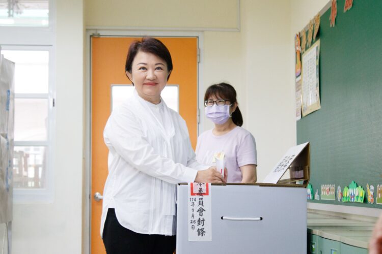 台中市第4、5、6選區罷免案投票今登場-盧市長赴健行國小投票