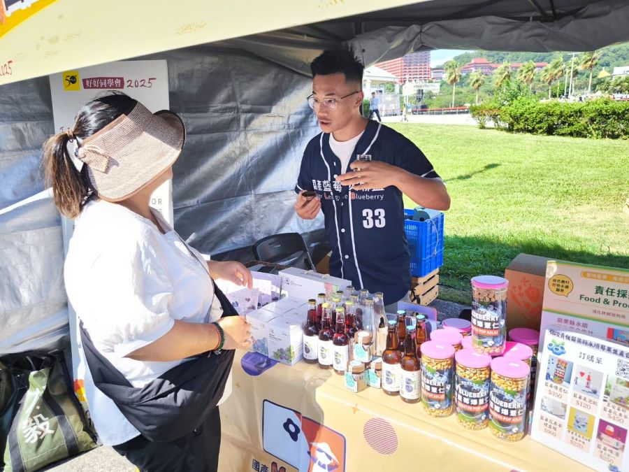 國產藍莓大聯盟業者向民眾介紹國產藍莓特色。(圖/農業部農村發展及水土保持署臺中分署)