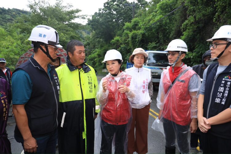 太平區黃竹里竹村路因豪雨崩塌-盧市長勘災指示：全力搶通、保障居民安全