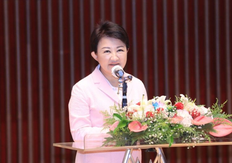中市101位校(園)長布達交接-盧市長感恩期勉：共同努力培育優秀人才！