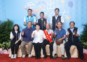 與400位模範父親合照-盧市長：父愛如山、堅韌無畏