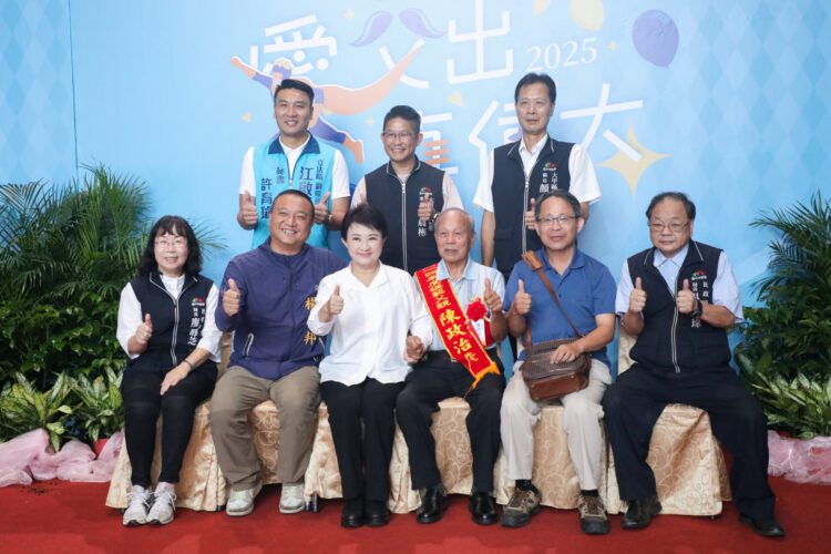 與400位模範父親合照-盧市長：父愛如山、堅韌無畏