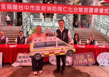 提升消防救護量能-振坤宮均贈中市府高頂救護車、救護裝備