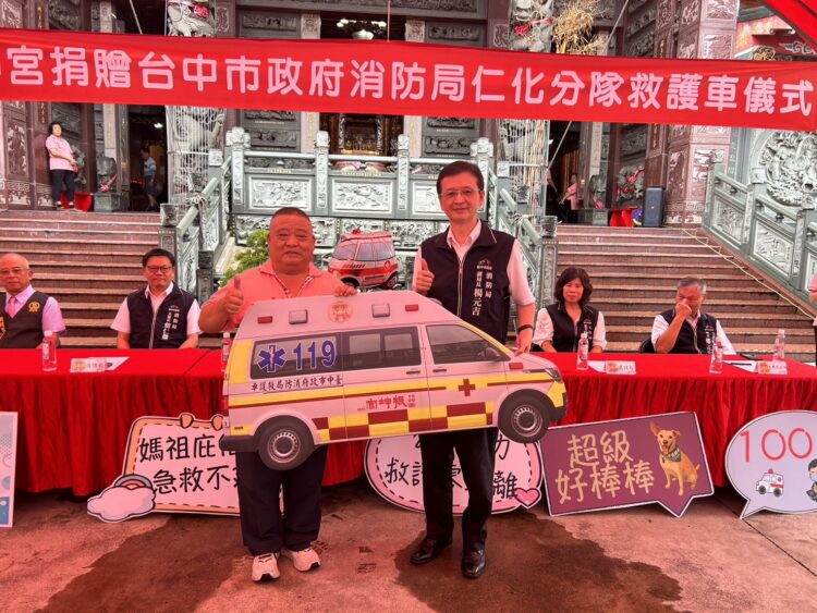 提升消防救護量能-振坤宮均贈中市府高頂救護車、救護裝備