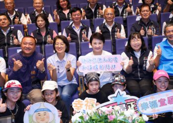 台中爸爸各懷絕技！盧市長與400模範父親合照-「他」興建無數大廟