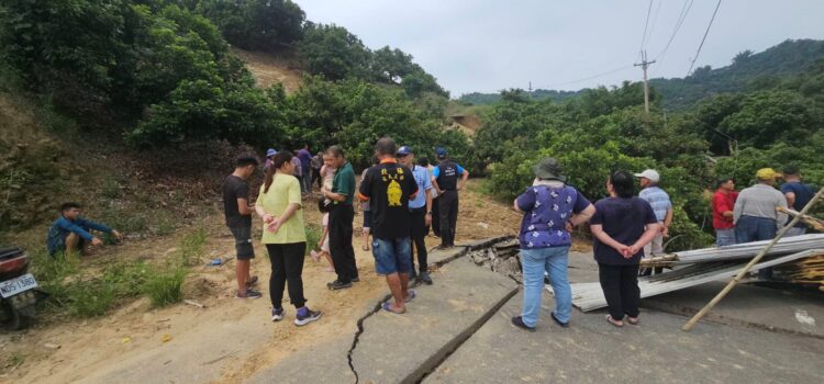 霧峰暗坑巷因豪雨崩塌-水利局緊急搶修便道助農民採收龍眼