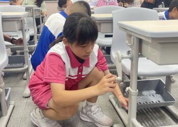 中市校園設備大升級！教育局長視察可調式課桌椅配置情形