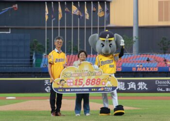 龍象大戰嗨翻全場！-中市地稅局點燃熱血棒球夜
