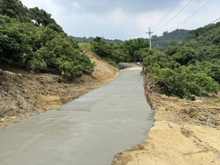 中市水利局搶修霧峰暗坑巷便道如期完工-可望減少逾450萬元龍眼損失