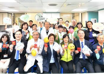 王惠美縣長關懷病童與家屬　為病鑾送上紅包、小提燈及可愛娃娃