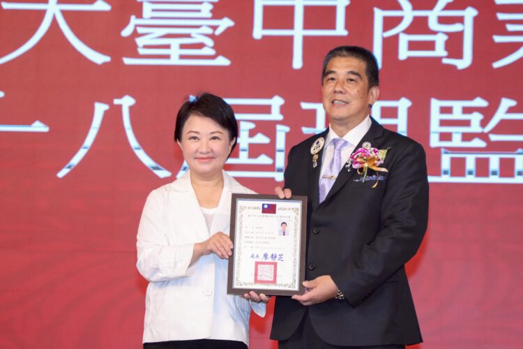 大台中商業總會第28屆理監事授證典禮-盧市長：感謝商業總會為台中經濟貢獻