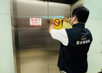 民眾日前受困百貨電梯-中市都發局將全面檢驗該百貨電梯-呼籲建築物所有權人加強電梯保養與安全檢查