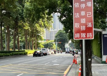 紓解7期商圈車潮！-中市依法取締占道排隊車輛