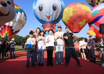 台中石岡熱氣球嘉年華開幕！盧市長偕「模範夫妻」阿ben、徐小可乘熱氣球-邀全國民眾體驗山城魅力