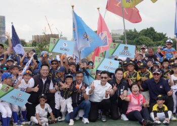 拎著跟身高差不多的球棒就開打了！「2025台中盃tcba幼兒棒球全國大賽」中央球場歡樂登場