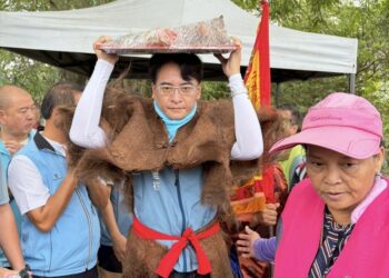 八堡圳跑水節登場　柯呈枋披簑衣引水　