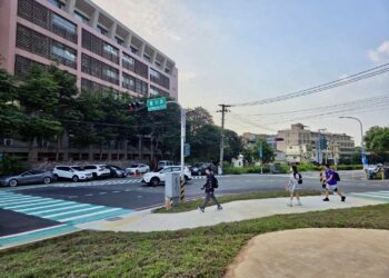 嶺東科大感謝市府貼心規劃！-「綠36用地」綠美化完工守護師生通行安全