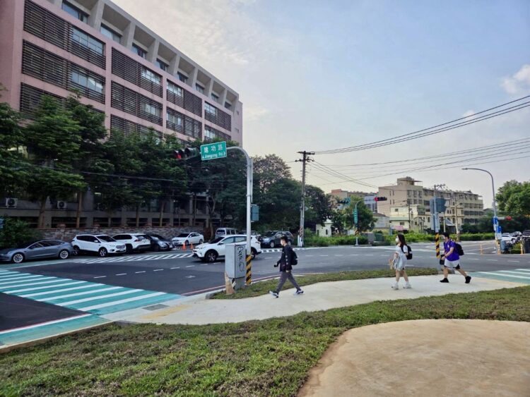 嶺東科大感謝市府貼心規劃！-「綠36用地」綠美化完工守護師生通行安全