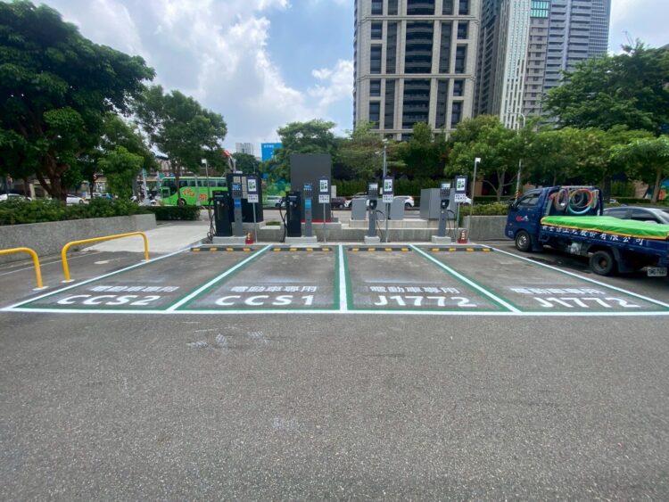 打造智慧綠能城市！-中市公有停車場持續增設電動車充電設備