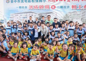 中市新設校松強國小二期動土-盧市長視察可調式課桌椅大讚：提供優質學習環境