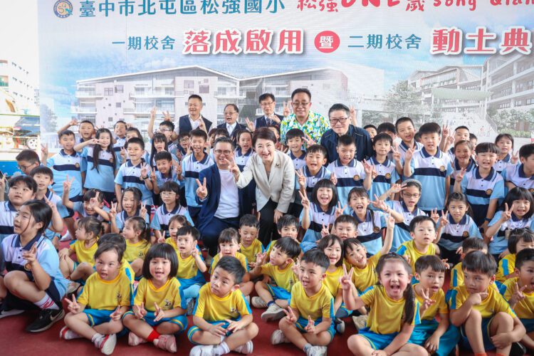 中市新設校松強國小二期動土-盧市長視察可調式課桌椅大讚:提供優質學習環境