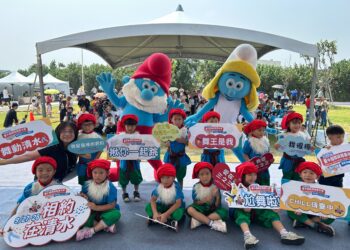藍色小精靈快閃驚喜登場！老爹與小美人陪你倒數2025台中國際踩舞嘉年華