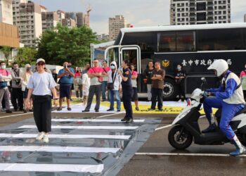 交通安全月！中市交通局推動車輛慢看停-行人安全行